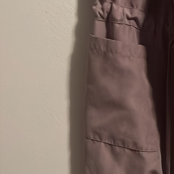 Poetry Vest lightweight brown. Front pockets and hoddie mocha mousse - Picture 5 of 7